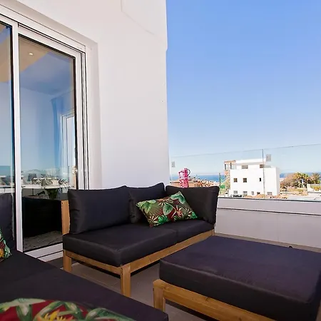 Sea Breeze, Large With Workspaces & A Great View *
