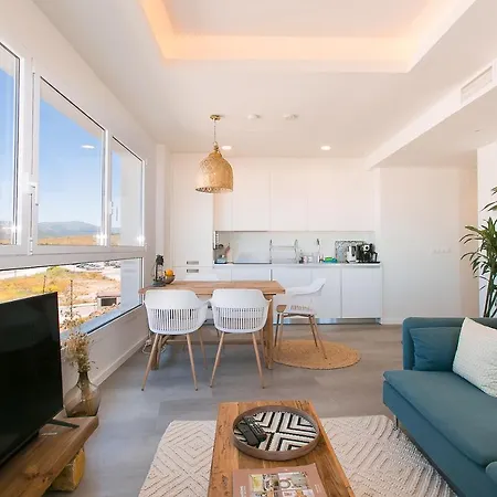 Sea Breeze, Large With Workspaces & A Great View Apartment