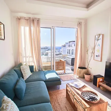 Apartment Sea Breeze, Large With Workspaces & A Great View *