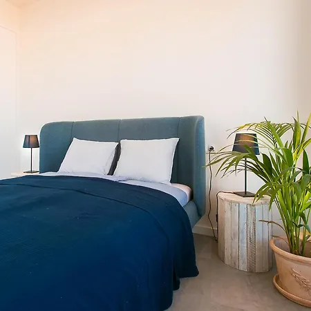 Sea Breeze, Large With Workspaces & A Great View Apartment *